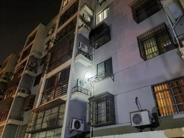 深夜，镇江一女孩被困求救！