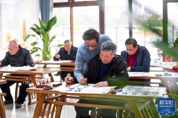 江西丰城：社区“幸福院” 守护“一老一小”