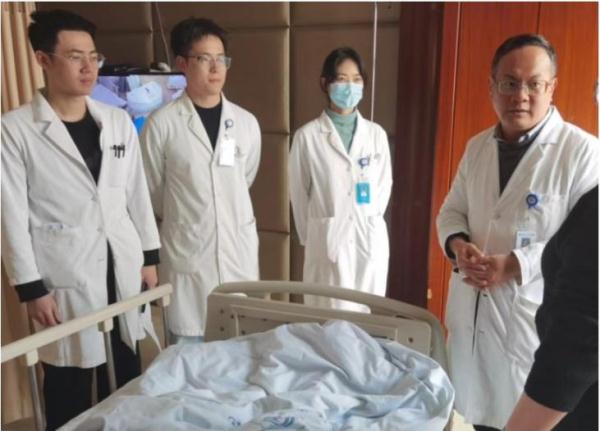 一年400次胡吃海塞，29岁男生查出胃癌！很多胃癌都是吃出来的