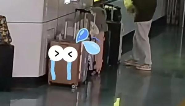 长沙地铁站，突然出现一堆行李箱……