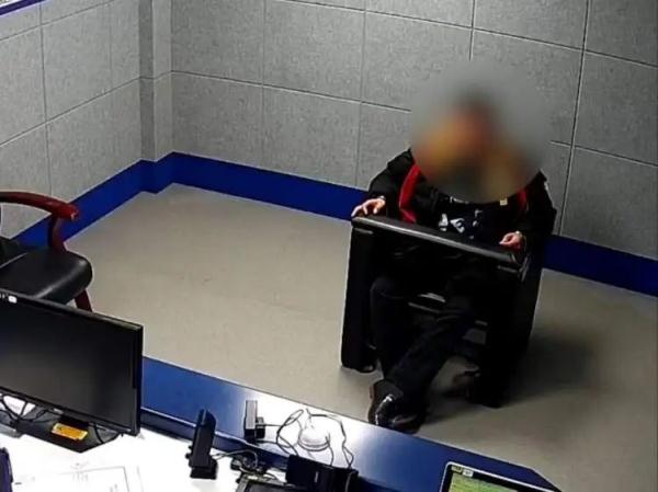 男子在直播间刷屏辱骂主播，被拘留