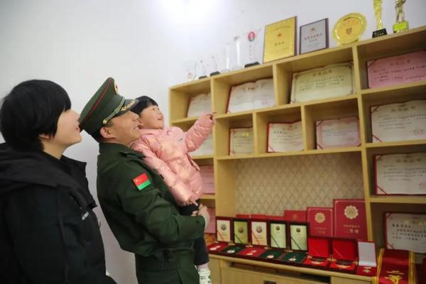 喜报又双叒来了！这夫妻二人，立功×6