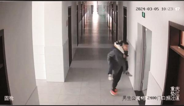感动全网！班有嗜睡生，这位重庆老师连续背了两年