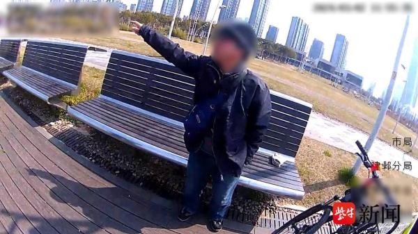 原来,当天上午,王先生在南京眼附近进行骑车锻炼时,偶然发现江边一