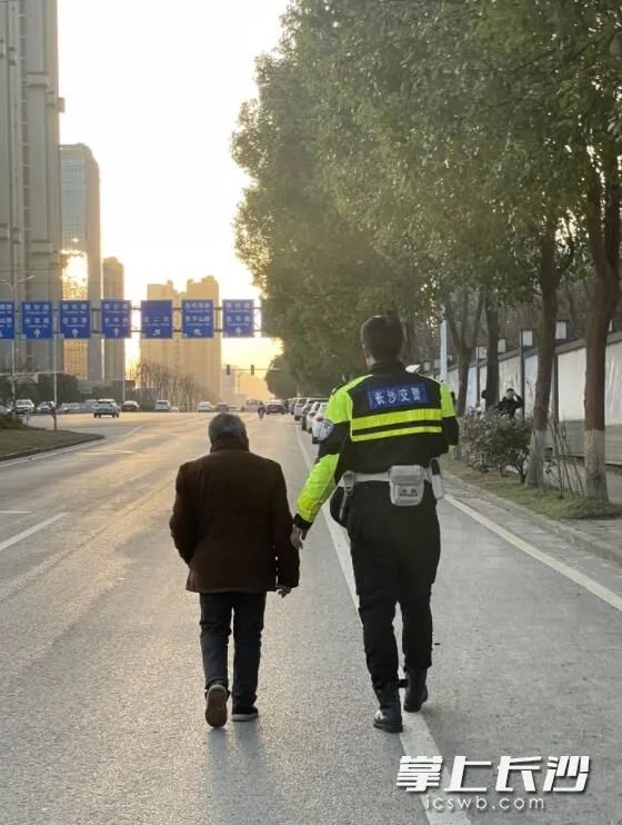 老人对他不理不睬，交警一个举动让全网暖到了