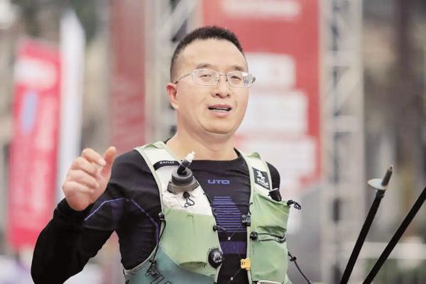 感动全网！班有嗜睡生，这位重庆老师连续背了两年