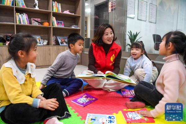 江西丰城：社区“幸福院” 守护“一老一小”