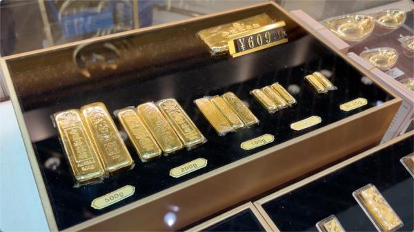 金价一路狂飙,金店人从众!上海人兴起换金打金潮,去香港买金真的能便宜吗? 金价一路狂飙,金店人从众!上海人兴起换金打金潮,去香港买金真的能便宜吗?