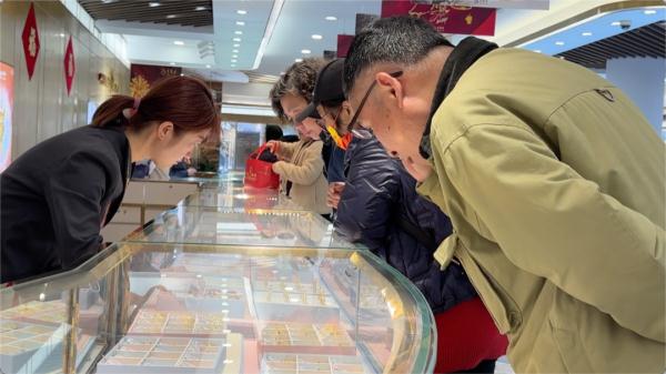 金价一路狂飙,金店人从众!上海人兴起换金打金潮,去香港买金真的能便宜吗? 金价一路狂飙,金店人从众!上海人兴起换金打金潮,去香港买金真的能便宜吗?