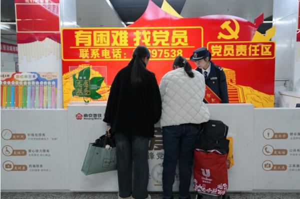 地铁惊现“神秘”小纸片！