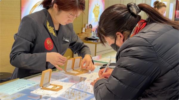 金价一路狂飙,金店人从众!上海人兴起换金打金潮,去香港买金真的能便宜吗? 金价一路狂飙,金店人从众!上海人兴起换金打金潮,去香港买金真的能便宜吗?