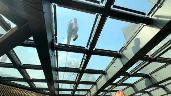 会走光?昆明一商业街透明玻璃引争议 会走光?昆明一商业街透明玻璃引争议