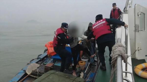 17岁男孩坐泡沫板，海上漂流近10公里