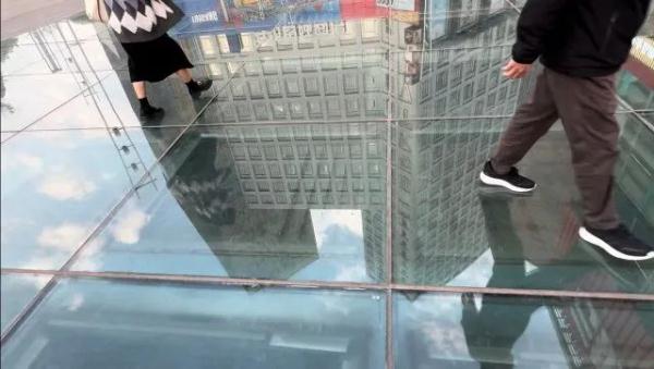 会走光?昆明一商业街透明玻璃引争议 会走光?昆明一商业街透明玻璃引争议