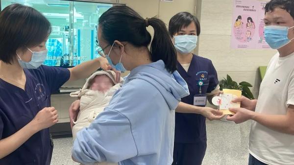 全国最小胎龄,出生才9两!奇迹宝宝出院了啦 全国最小胎龄,出生才9两!奇迹宝宝出院了啦