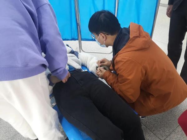 尽管“非常害怕”，这位大一学生在高铁上还是出手了