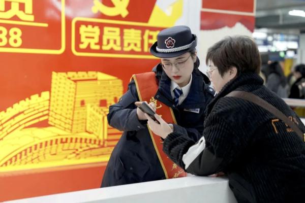 地铁惊现“神秘”小纸片！