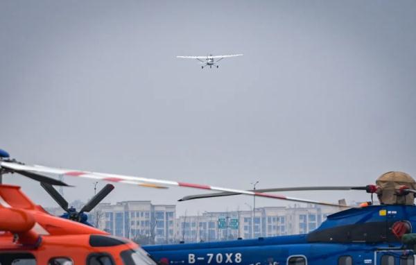 重庆⇋四川坐啥子去上班？“坐飞机！”