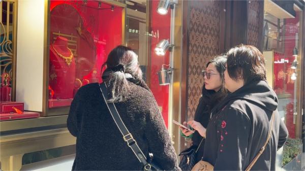金价一路狂飙,金店人从众!上海人兴起换金打金潮,去香港买金真的能便宜吗? 金价一路狂飙,金店人从众!上海人兴起换金打金潮,去香港买金真的能便宜吗?