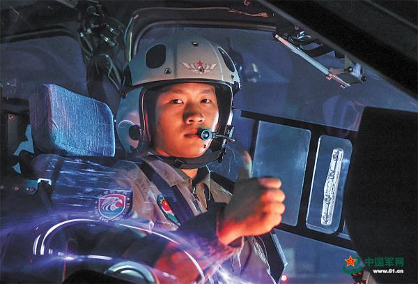 陆军某旅开展夜间飞行训练