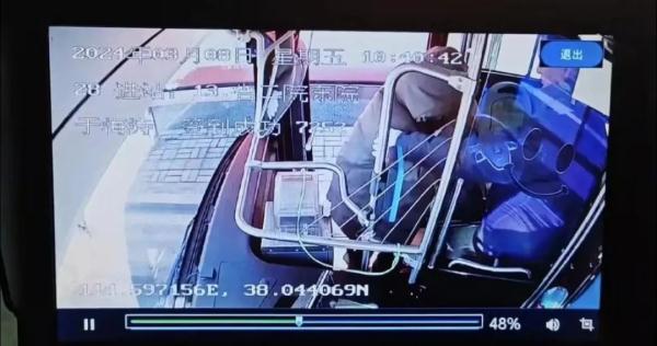 搀扶坐轮椅老人上下车 公交司机细心举动温暖十米车厢