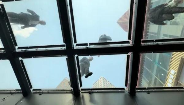 会走光?昆明一商业街透明玻璃引争议 会走光?昆明一商业街透明玻璃引争议