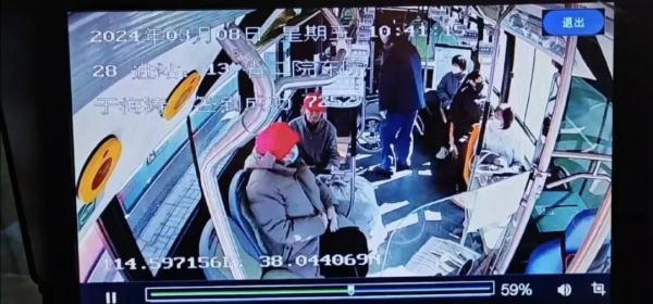 搀扶坐轮椅老人上下车 公交司机细心举动温暖十米车厢