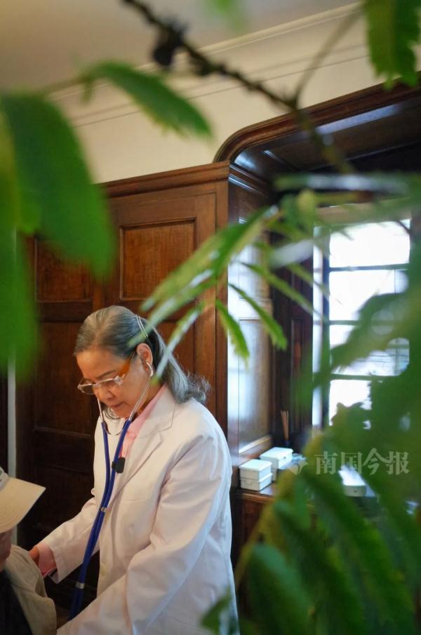 太飒了！71岁柳州退休医生巴黎走秀，火爆全网！