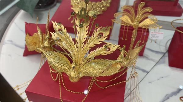 金价一路狂飙,金店人从众!上海人兴起换金打金潮,去香港买金真的能便宜吗? 金价一路狂飙,金店人从众!上海人兴起换金打金潮,去香港买金真的能便宜吗?