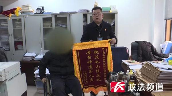 被执行人声称“没钱赔”，执行法官入户搜出大量现金