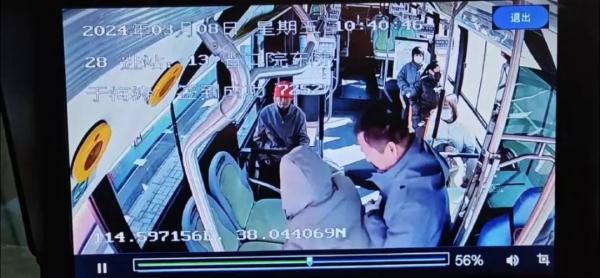 搀扶坐轮椅老人上下车 公交司机细心举动温暖十米车厢