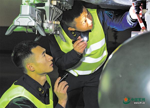 陆军某旅开展夜间飞行训练