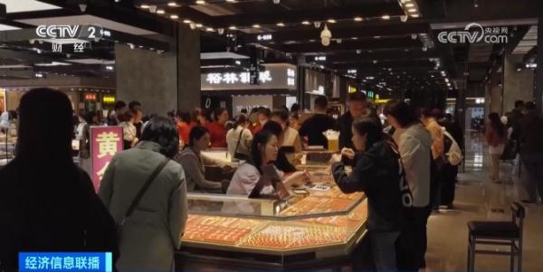 金价一路狂飙,金店人从众!上海人兴起换金打金潮,去香港买金真的能便宜吗? 金价一路狂飙,金店人从众!上海人兴起换金打金潮,去香港买金真的能便宜吗?