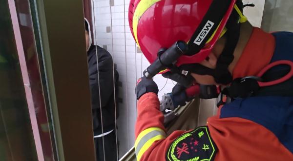 “我以为在做梦!”男子酒醒后发现自己被困在18楼外平台,无任何防护 “我以为在做梦!”男子酒醒后发现自己被困在18楼外平台,无任何防护