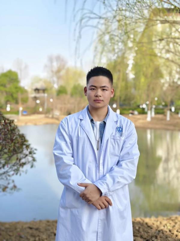 高铁上惊险一幕！乘客发病，医学生顶上