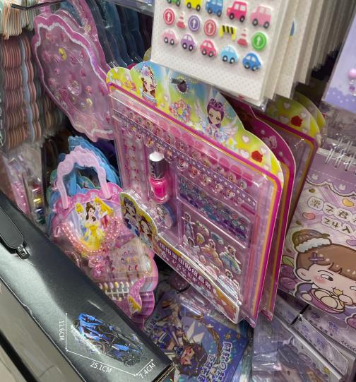 “儿童化妆品”夹在玩具中售卖？记者走访调查