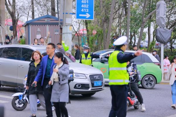 武汉警方:本周末东湖将迎来赏花高峰,这些游玩事项必须掌握! 武汉警方:本周末东湖将迎来赏花高峰,这些游玩事项必须掌握!