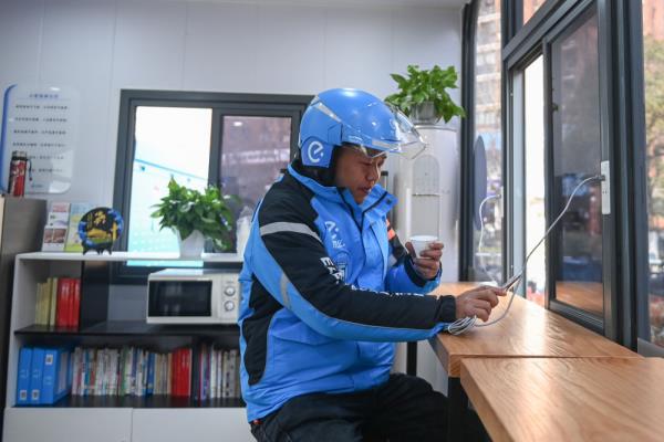 浙江杭州：“小哥驿站”24小时不打烊