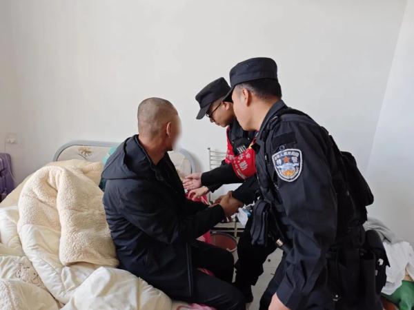 猝不及防！民警被当街“抱大腿”