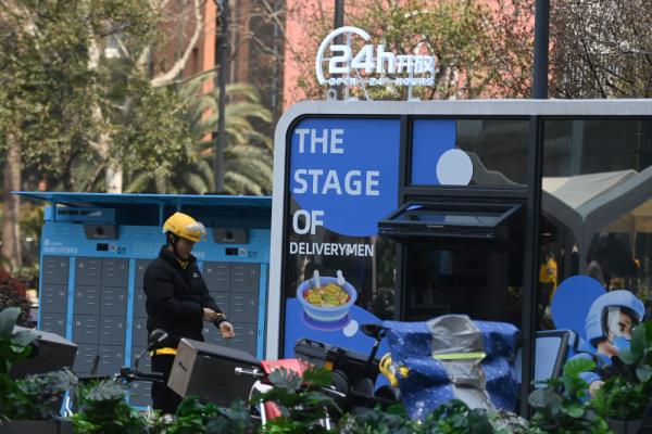 浙江杭州：“小哥驿站”24小时不打烊