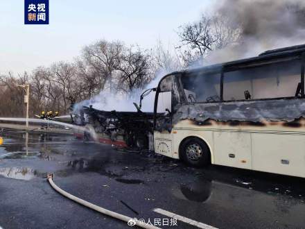天津大客车与公交车追尾起火致1死37轻伤