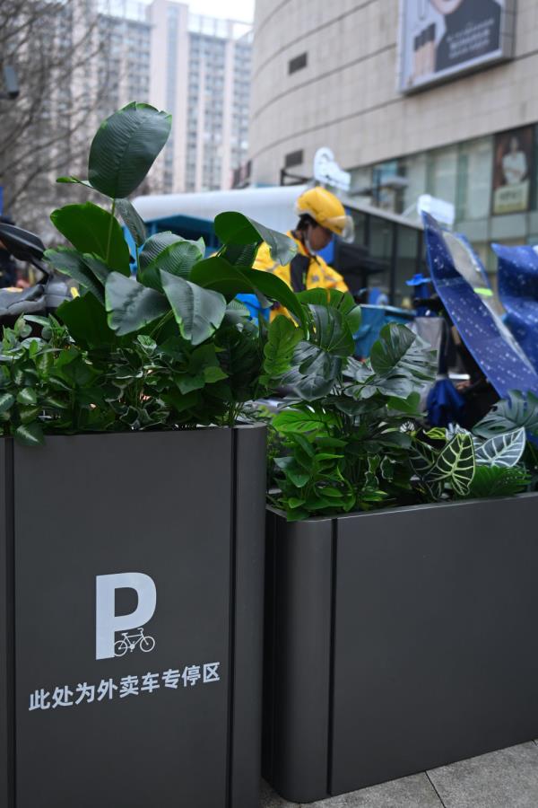 浙江杭州：“小哥驿站”24小时不打烊