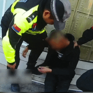 猝不及防！民警被当街“抱大腿”