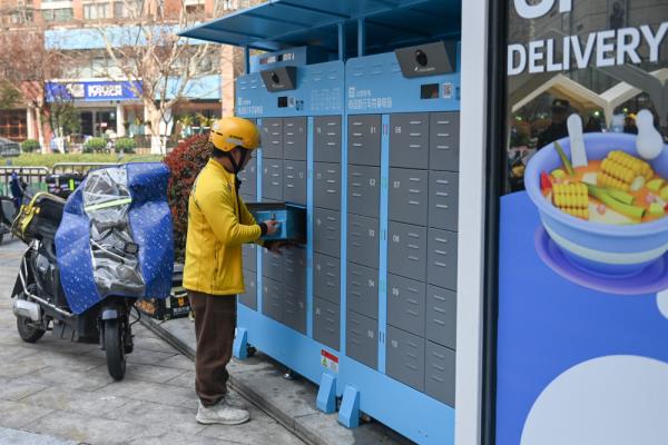 浙江杭州：“小哥驿站”24小时不打烊