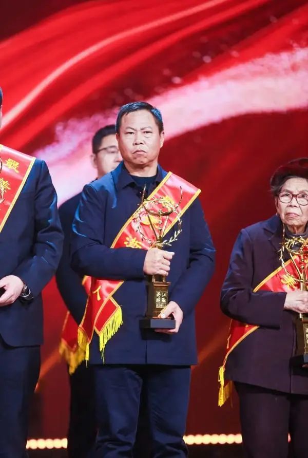 砍掉6000多个蟹笼救下16人，“船老大”获奖励25万元