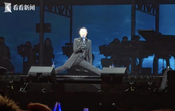 劈叉、高音照旧上演!张学友康复后重返上海 调侃自己成了“杨过” 劈叉、高音照旧上演!张学友康复后重返上海 调侃自己成了“杨过”