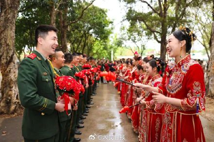 忠诚+浪漫!雪豹突击队14对新人办集体婚礼 忠诚+浪漫!雪豹突击队14对新人办集体婚礼