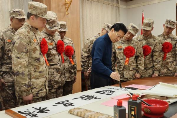 身披戎装赴军营 多地举行新兵入伍欢送仪式 身披戎装赴军营 多地举行新兵入伍欢送仪式