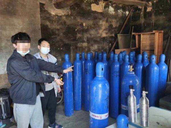 重庆警方破获非法经营“笑气”案:嫌犯线上销售至酒吧、夜店 重庆警方破获非法经营“笑气”案:嫌犯线上销售至酒吧、夜店