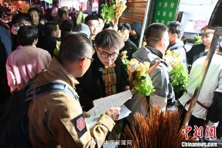 感动！天水大哥手写旅游攻略送游客